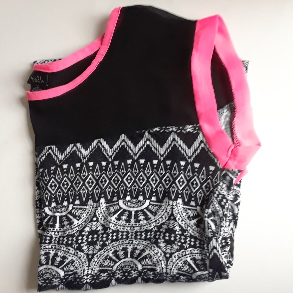 EUC rue 21 open back tshirt